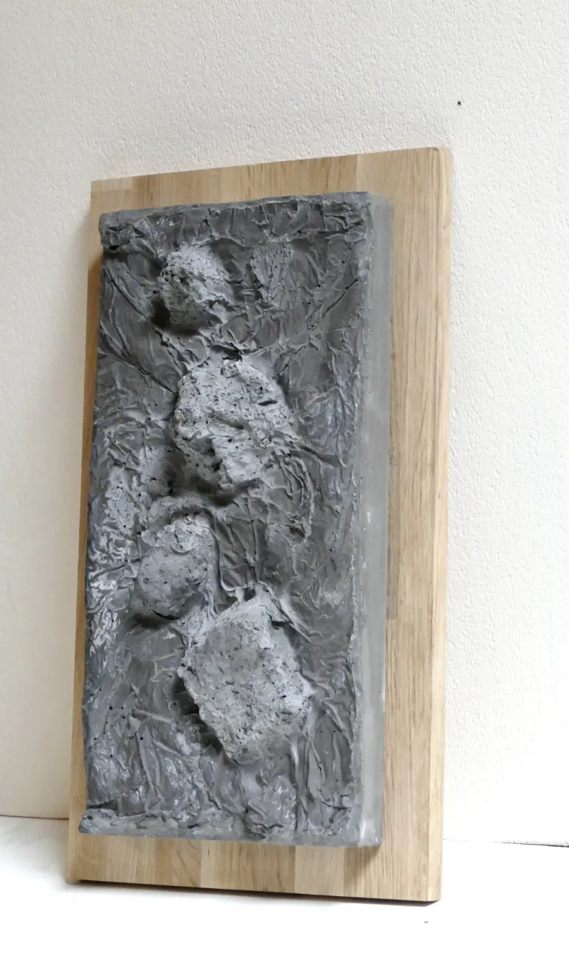 Comme des fossiles, moulage en béton sur plaque de chêne