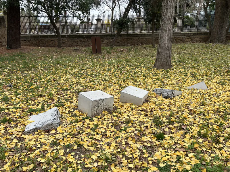 « Fragments 2 », béton et plastique, cinq éléments issus d’un cube de 45 cm