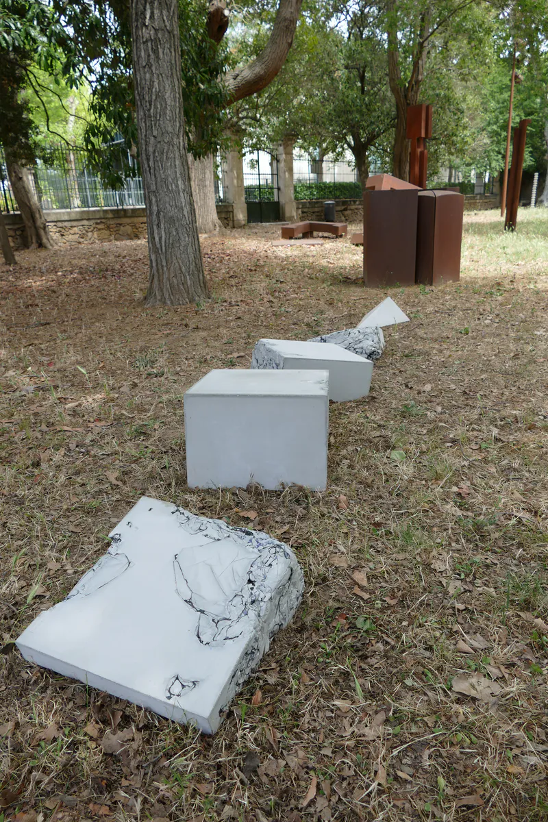 « Rendre le squelette à la baleine », parc de sculptures du Château Vargoz, Sérignan